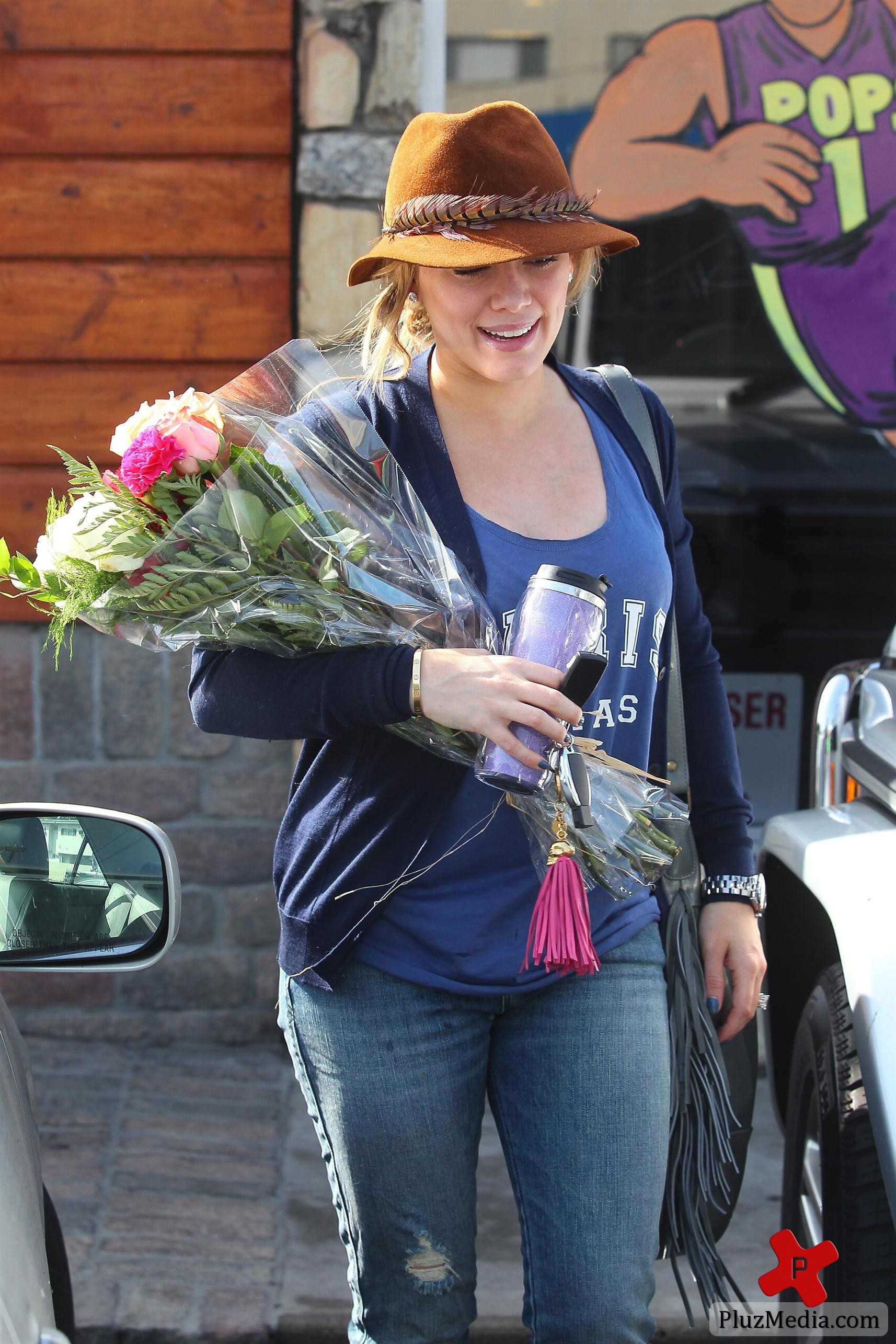 Pregnant Hilary Duff receives flowers from a paparazzo | Picture 88887